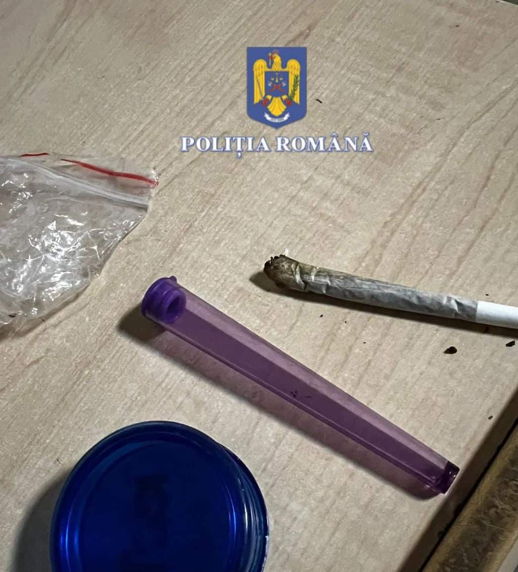 Doi bărbați au fost depistați cu substanțe interzise