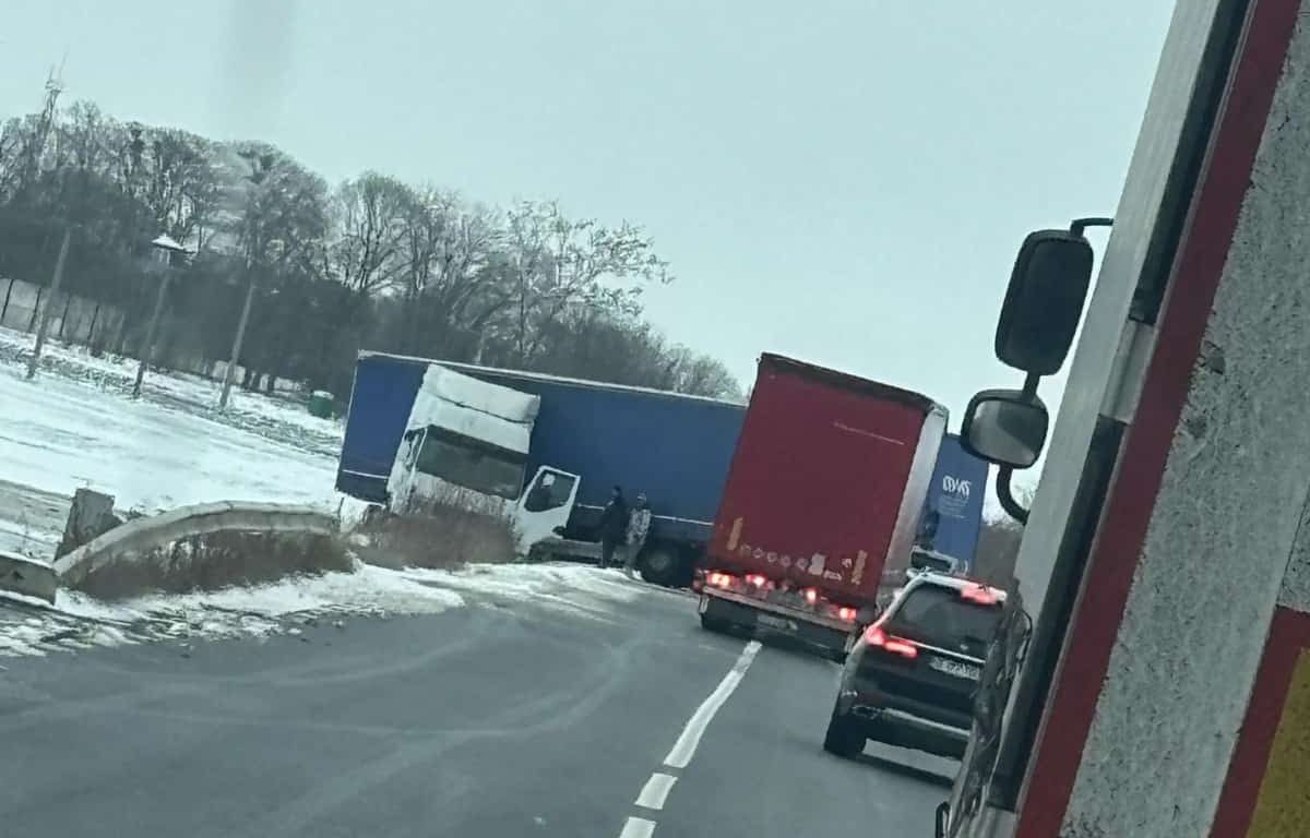 FOTO: Un tir a derapat pe DJ 228, în apropierea Penitenciarului Poarta Albă