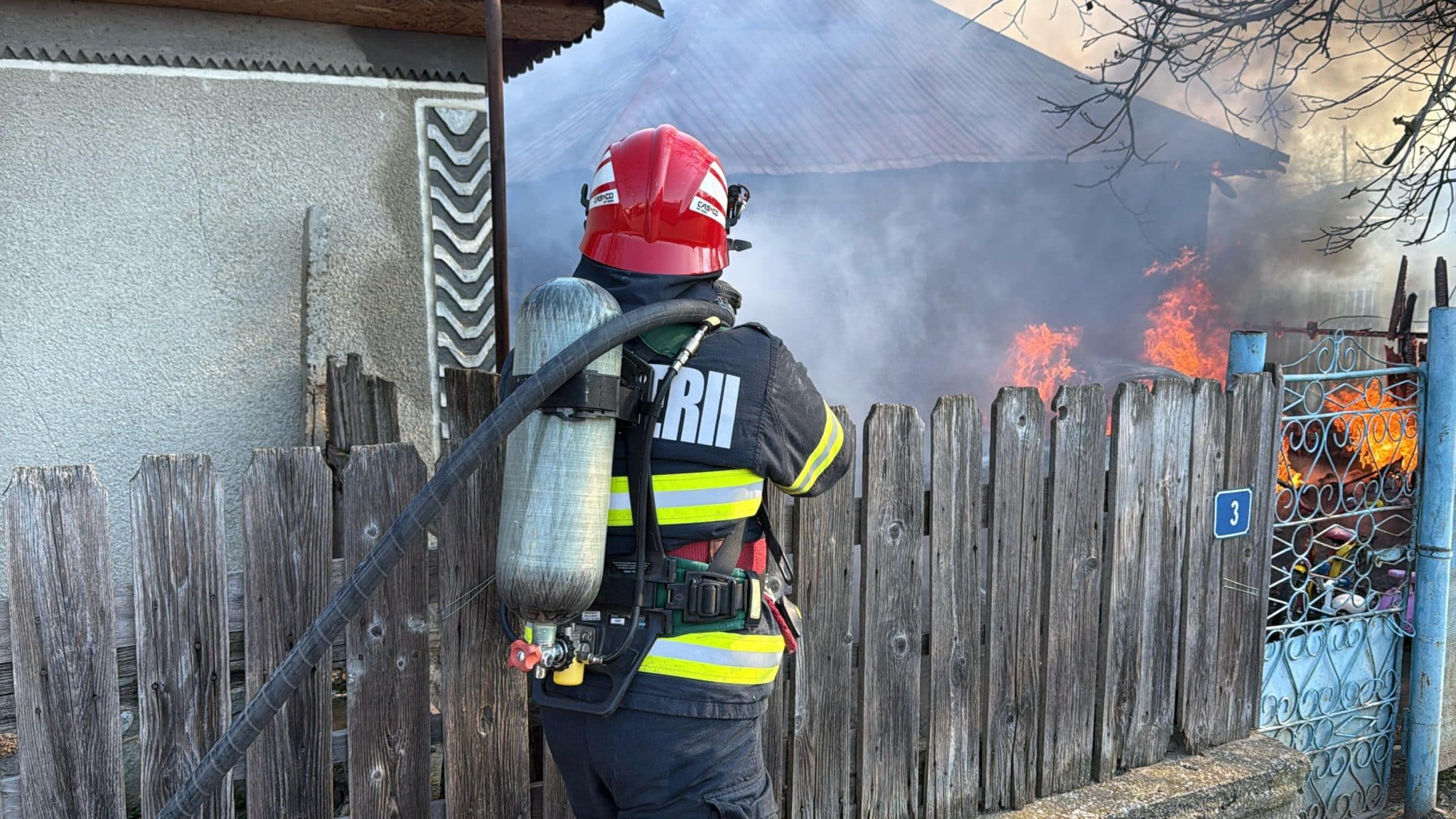 FOTO. Tulcea: Incendiu la o casă din localitatea Horia