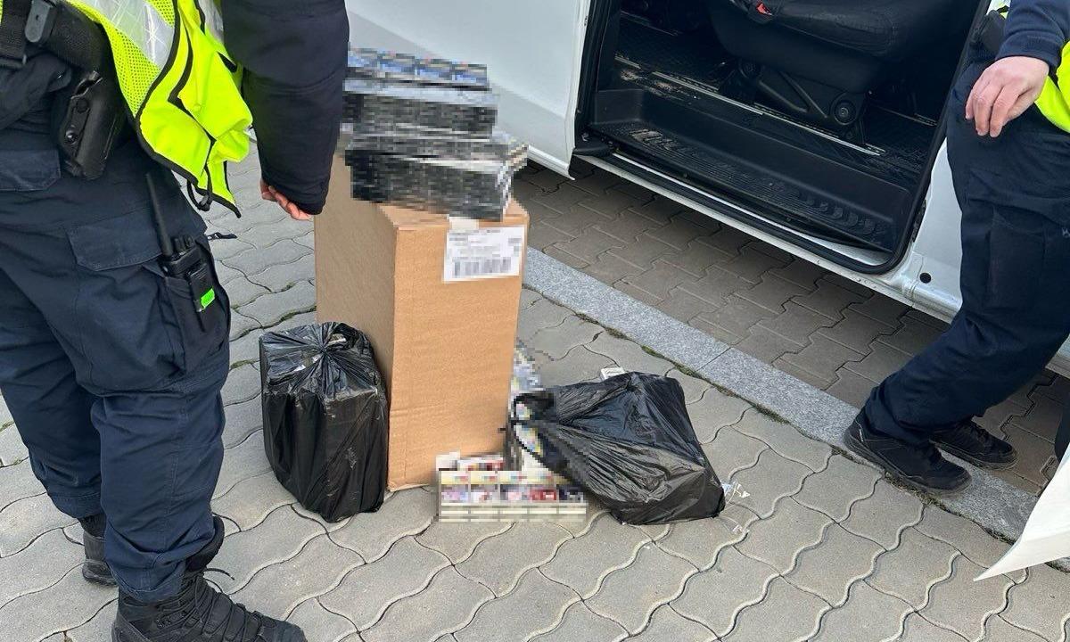FOTO: Contrabandă descoperită la graniță. Zeci de mii de țigarete ascunse într-un microbuz, confiscate de polițiști