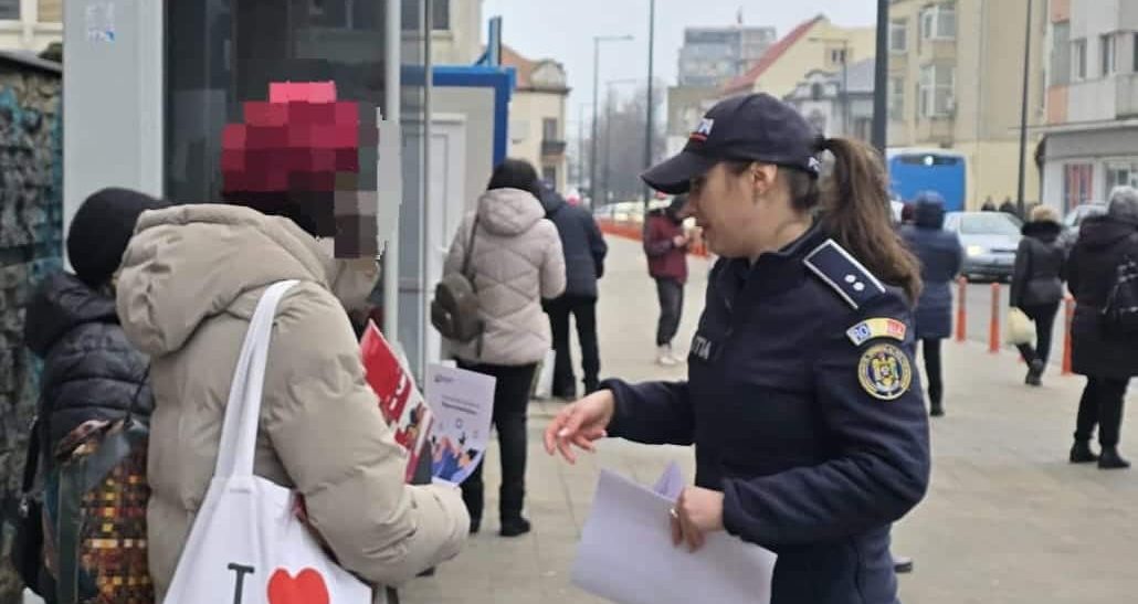 FOTO. Prevenirea fraudelor online: Polițiștii educă publicul despre capcanele din mediul digital