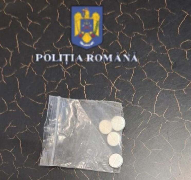 FOTO: Doi tineri, prinși cu droguri de polițiștii constănțeni
