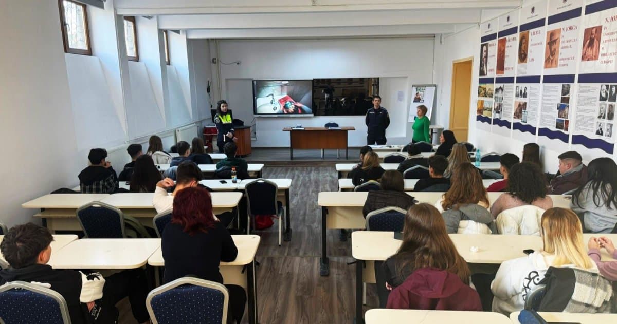 Acțiuni preventive în școli: Polițiștii din Constanța și Năvodari au discutat cu elevii despre droguri, violență și siguranță