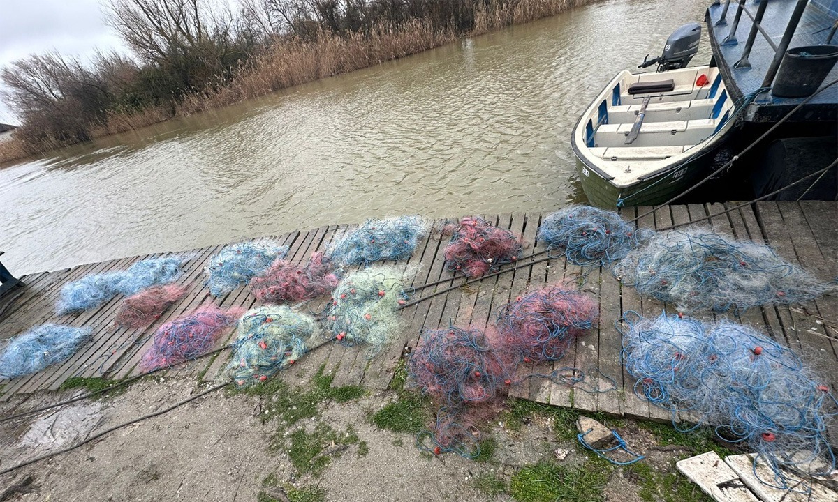16 unelte de pescuit și o captură de 209 kilograme de pește descoperite în lacul Leahova de către polițiștii de frontieră tulceni