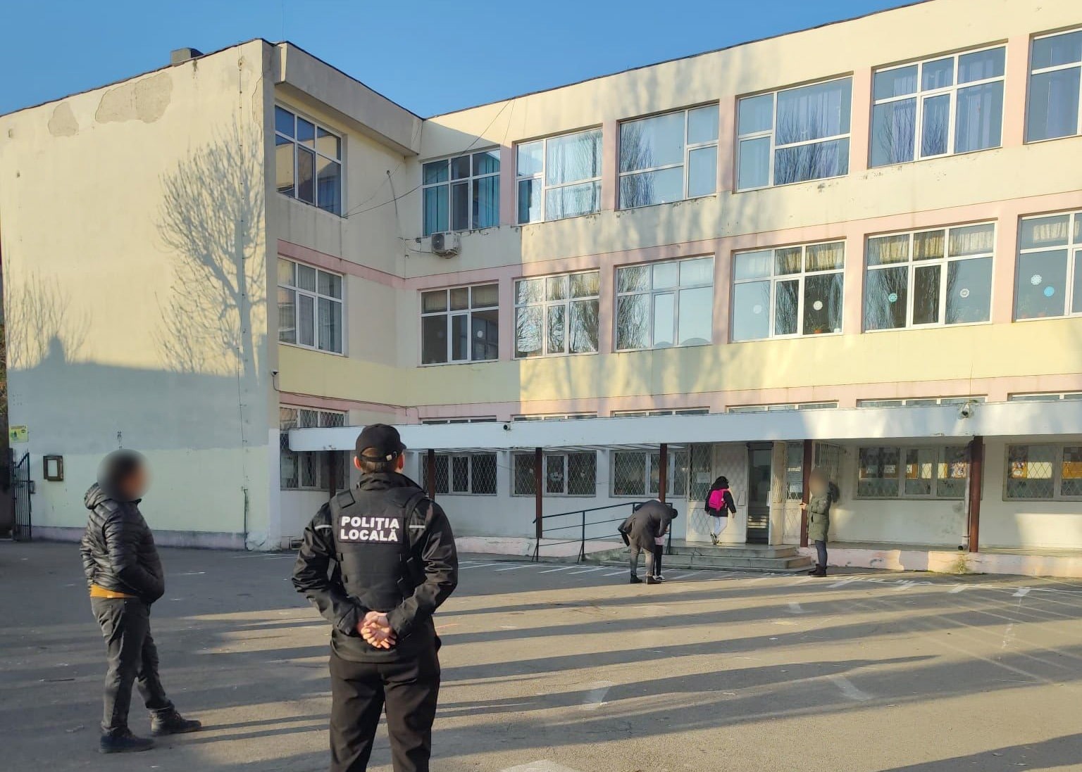 FOTO: Acțiuni ale polițiștilor locali în zona unităților de învățământ din Constanța
