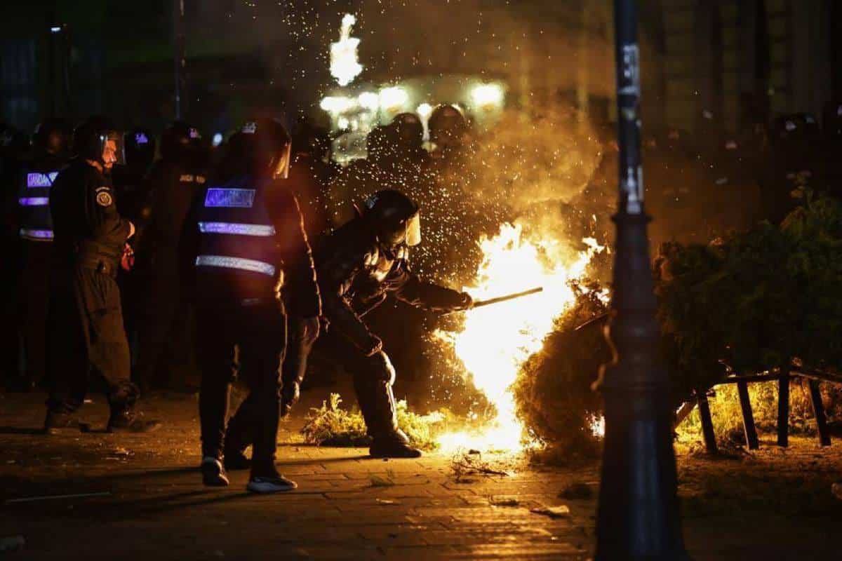 13 jandarmi răniți în urma protestelor