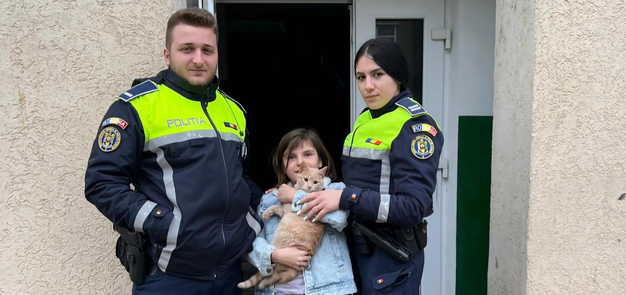 Polițiștii din Hârșova oferă o lecție de bunătate: O pisică pentru o fetiță care și-a pierdut animalul