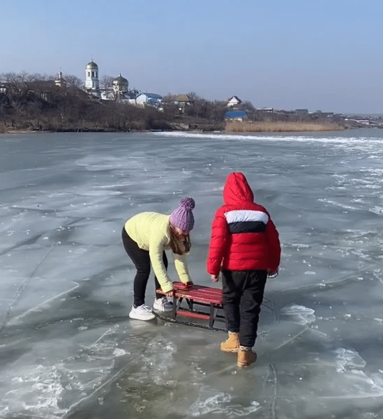 Loc de joacă inedit în Delta Dunării: Copii se bucură de gheața de pe Lacul Razelm