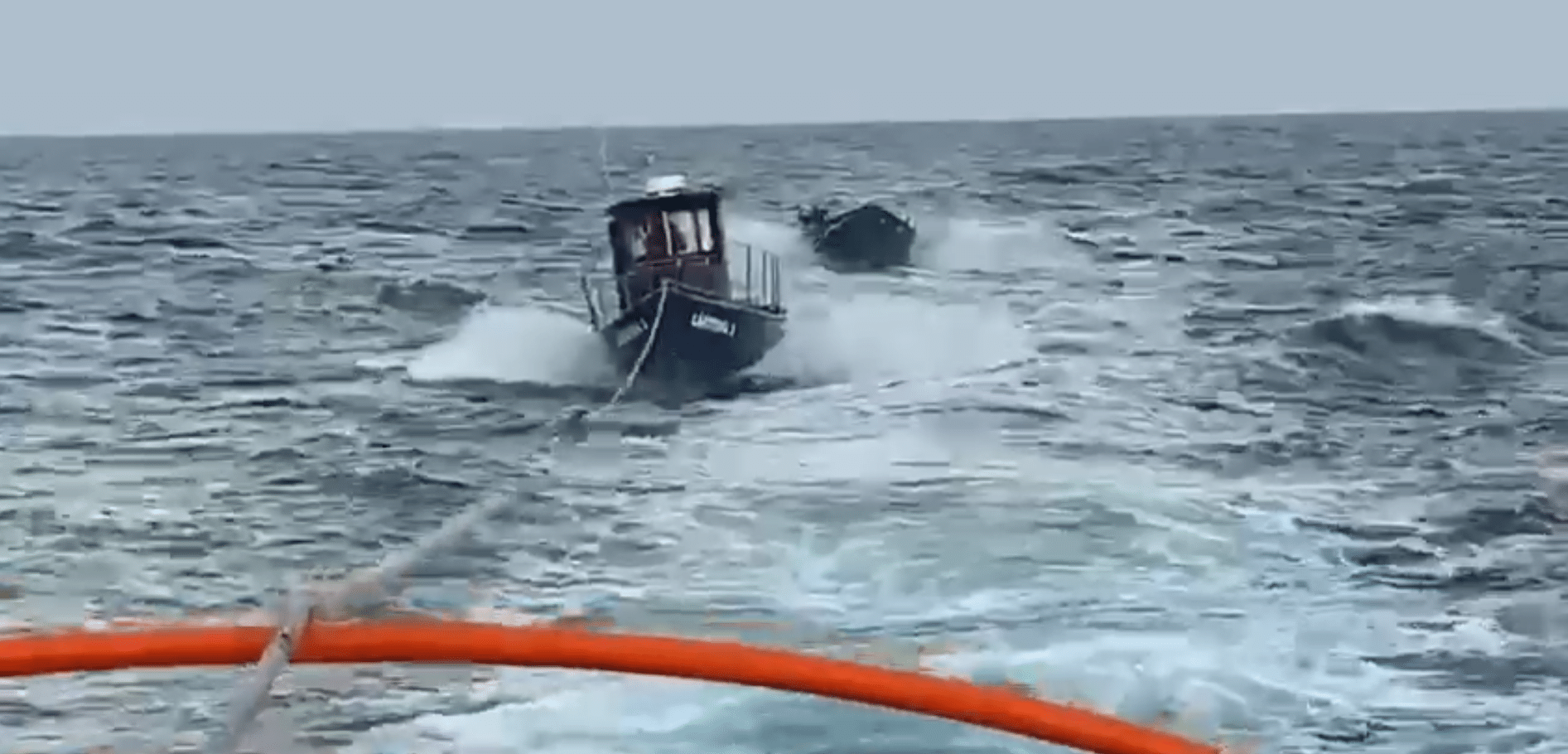 VIDEO: Trei pescari salvați de nava SAR APOLLO, după ce au rămas cu bărcile în larg, lângă Sulina