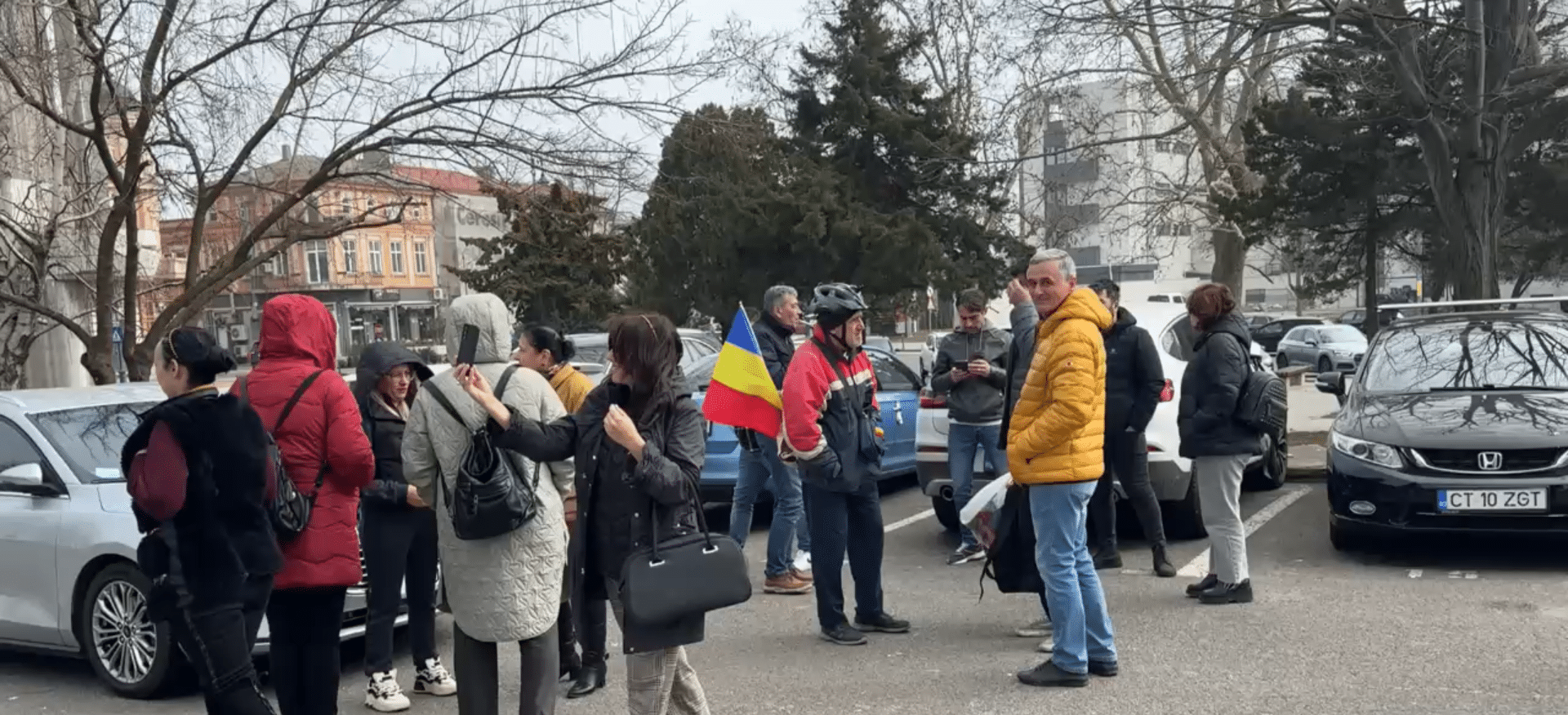 VIDEO: Protest în fața Prefecturii Constanța după respingerea candidaturii lui Călin Georgescu de către Biroul Electoral Central