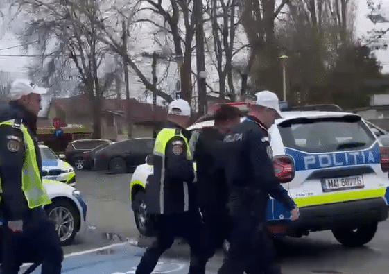 VIDEO: Șofer de 27 de ani, reținut după ce a fost prins fără permis la Ovidiu