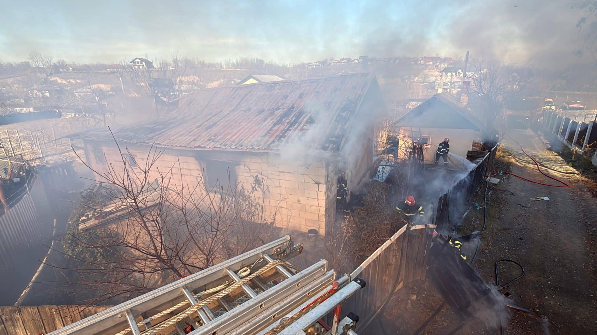 Tulcea: Incendiu la o casă din Somova. Femeie salvată din calea focului