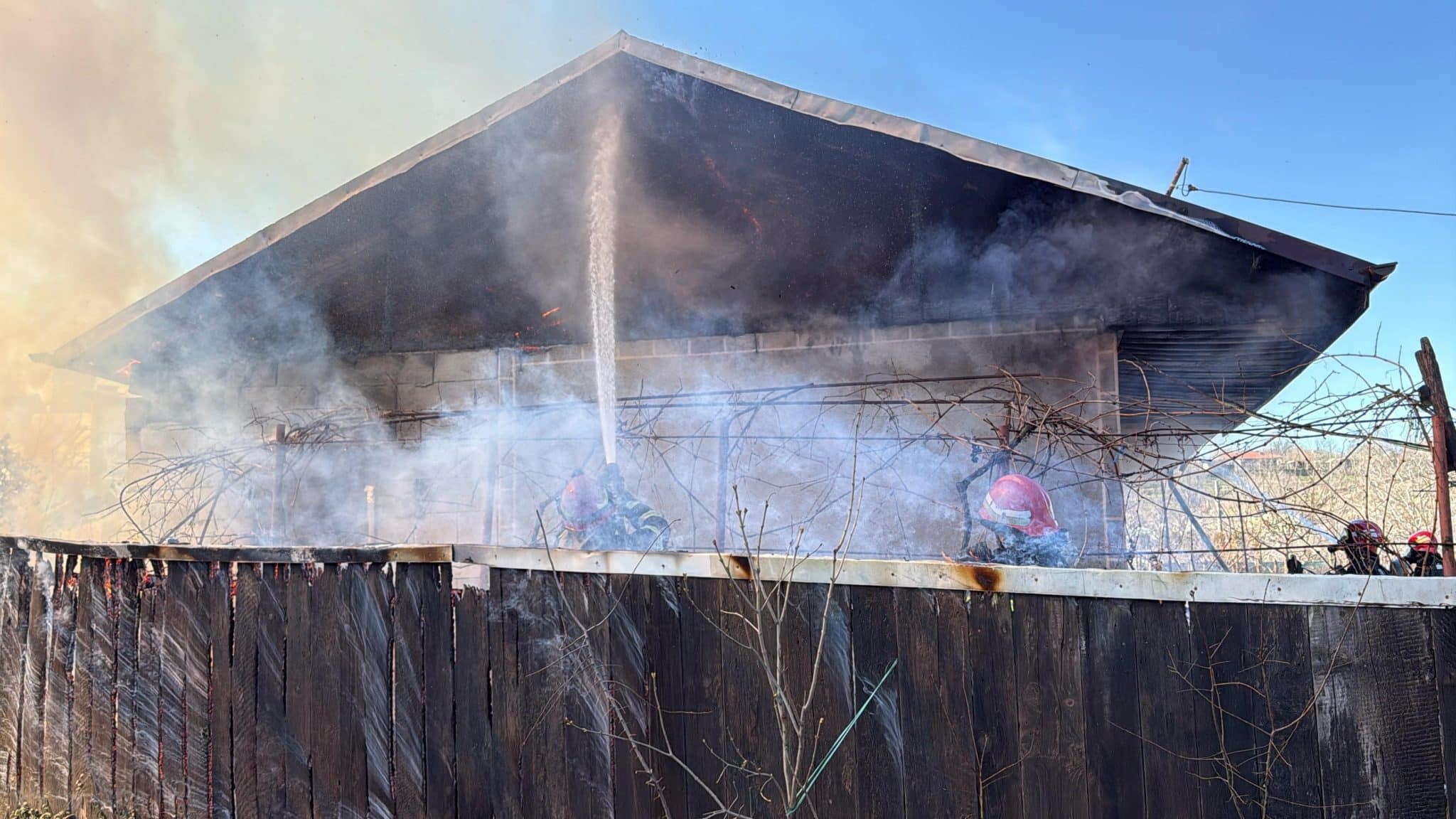 FOTO-VIDEO. Incendiu la o casă din Somova: o femeie asistată medical la fața locului