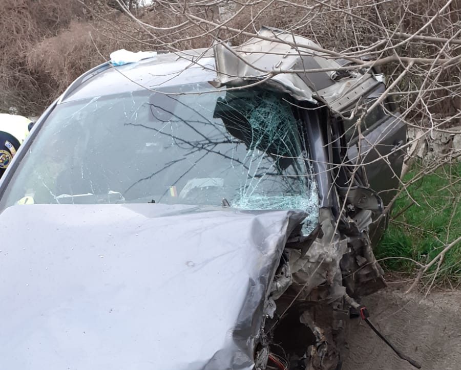 FOTO. Accident rutier la Sibioara: un autoturism și un autotren încărcat cu piatră, implicate. O victimă posibil încarcerată