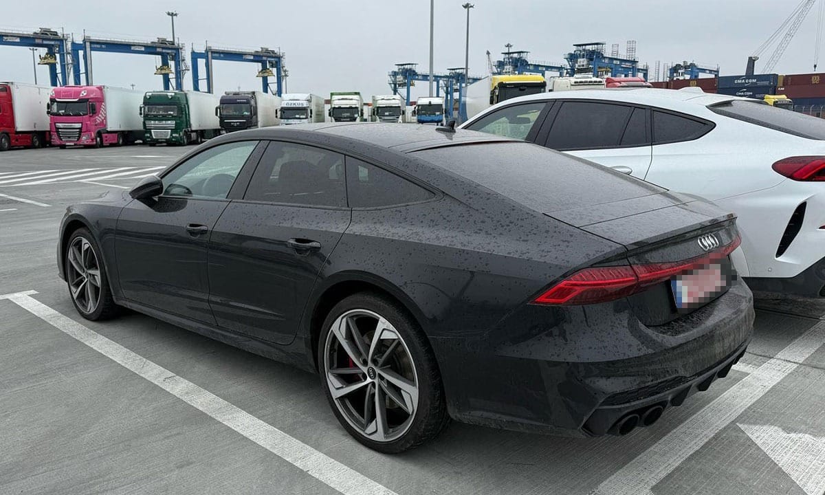 Autoturisme de lux cu numere de înmatriculare și acte false pregătite pentru export, descoperite de polițiștii de frontieră