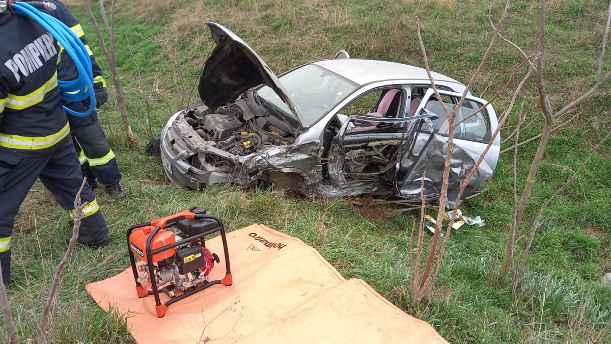 Accident rutier grav între o mașină și un TIR: o victimă încarcerată