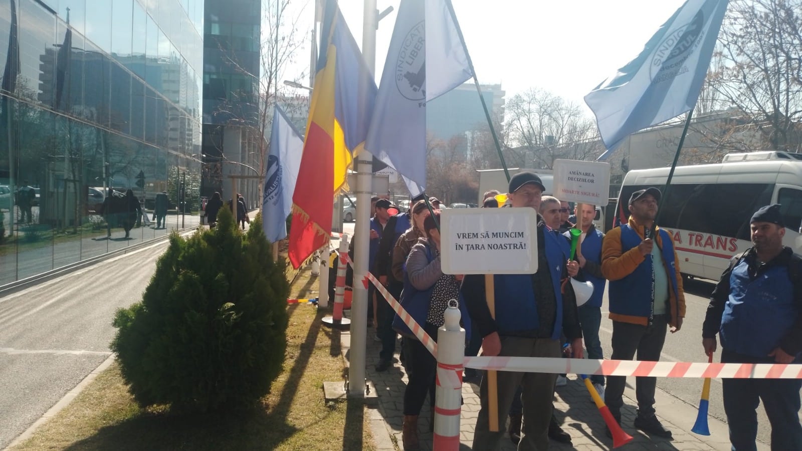 VIDEO: Sindicaliștii de la Damen, în acțiuni de protest la Ambasada Olandei