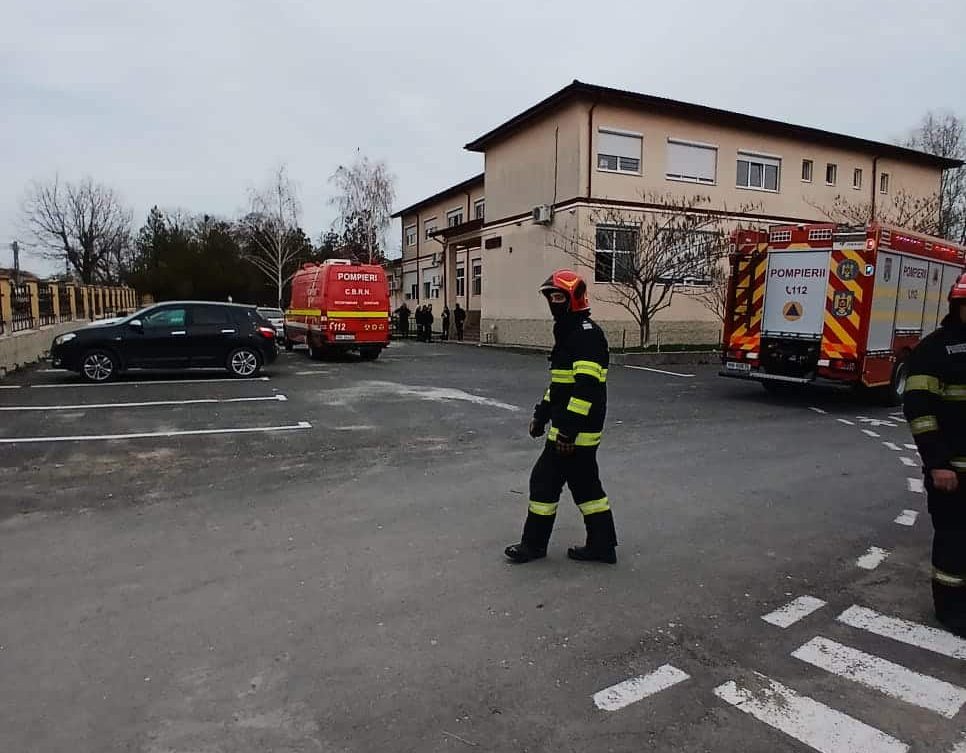 Panică la școala din Cuza Vodă: Cinci copii și un profesor au ajuns la spital după inhalarea unui miros toxic