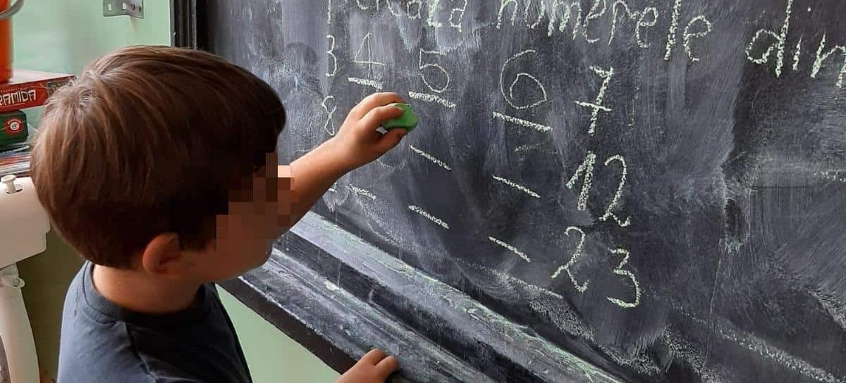 Studiu Salvați Copiii România: Educația gratuită costă tot mai mult. Creștere de 45% a cheltuielilor pentru părinți