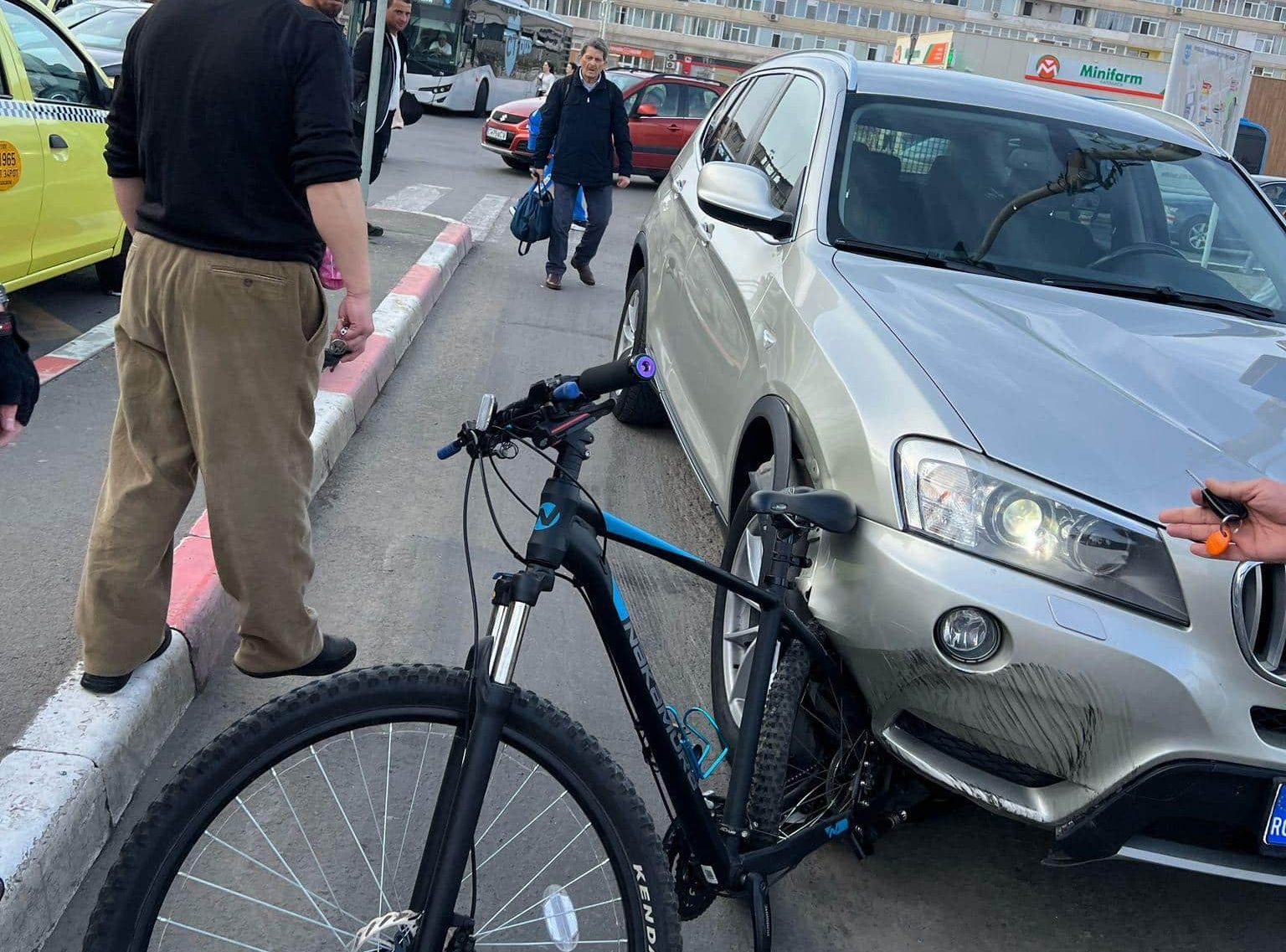 Biciclist lovit intenționat de un șofer