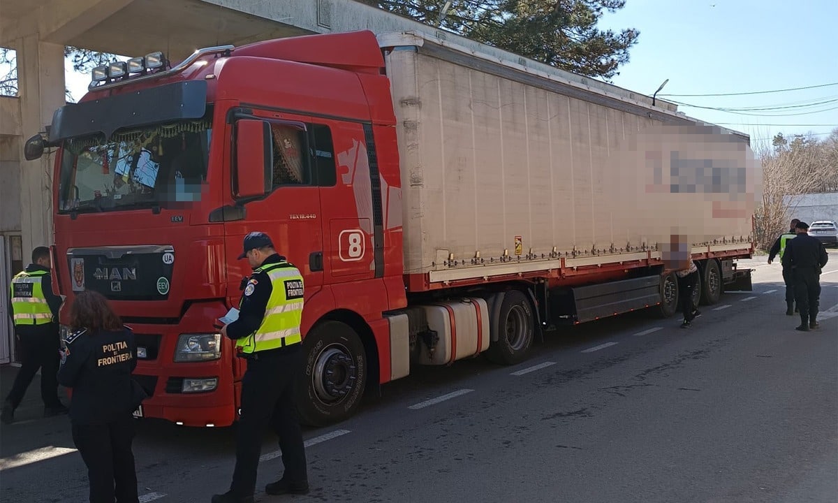 Cetățean străin depistat de polițiștii de frontieră la volanul unui autocamion cu un permis de conducere fals