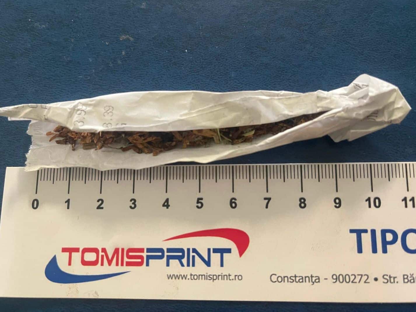 Bărbați surprinși de jandarmi în timp ce confecționau țigări cu substanțe vegetale