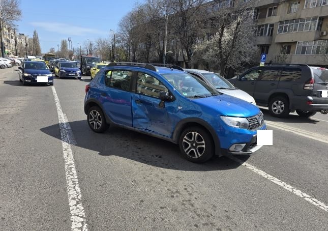 Accident cu cinci mașini implicate în zona Cora Brătianu