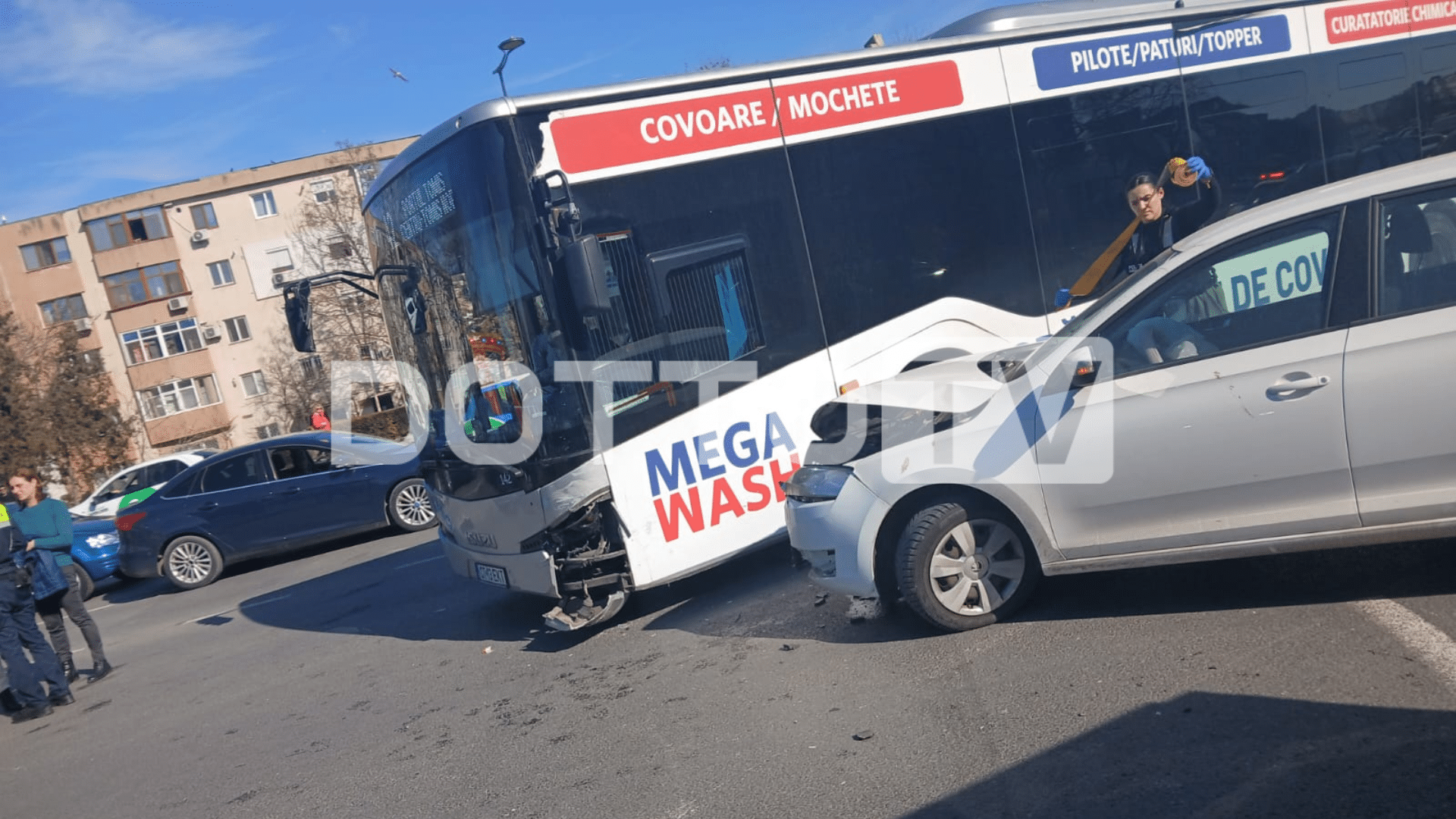 FOTO: Accident rutier în zona Dacia: un autobuz CT BUS și o mașină implicate