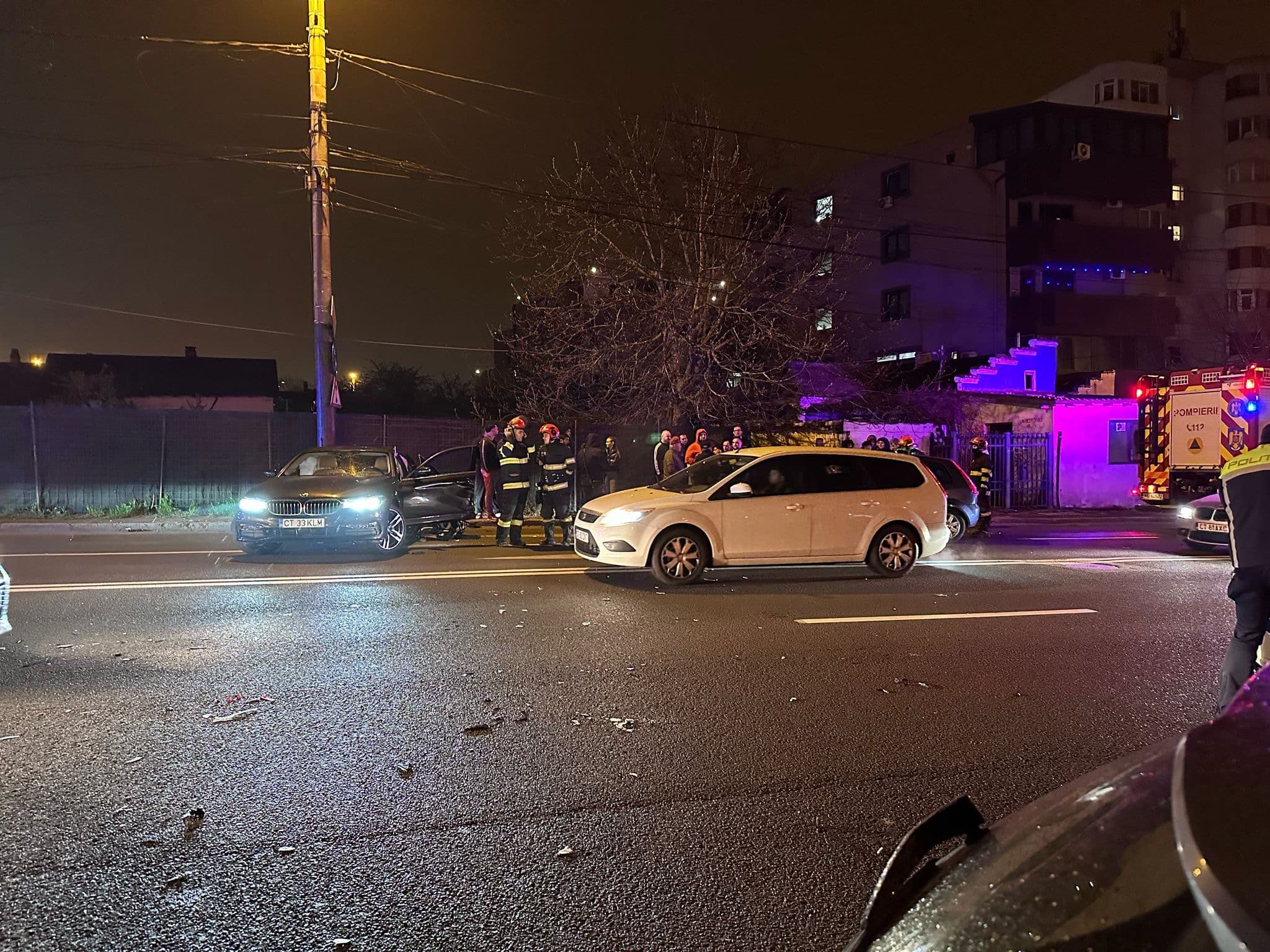 FOTO. Accident cu două mașini la Institutul de Marină: trei victime transportate la spital