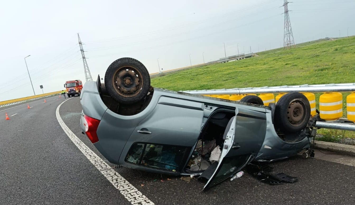 O mașină s-a răsturnat, la ieșire de pe A2 spre A4, pe sensul spre Constanța