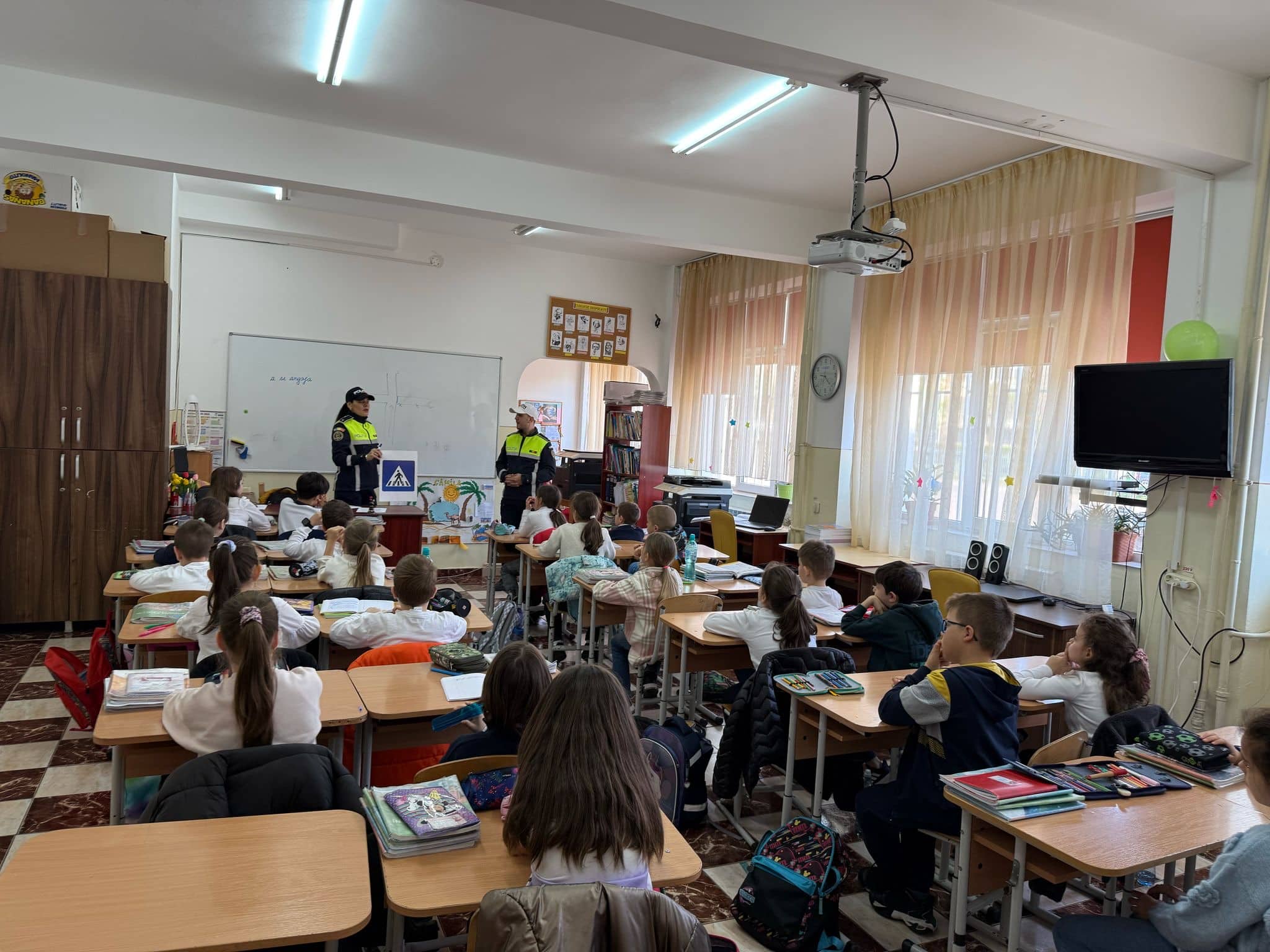 Întâlnire educativă: Copiii au învățat de la polițiști cum să fie cetățeni responsabili