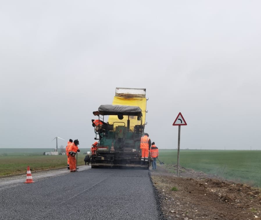 Infrastructura județeană se modernizează: Încep lucrările de asfaltare pe drumul Bărăganu – Movilița