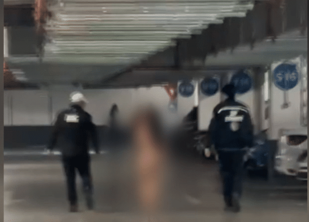 Imagini șocante într-un mall din Constanța: O tânără plimbându-se complet dezbrăcată, sub privirile clienților