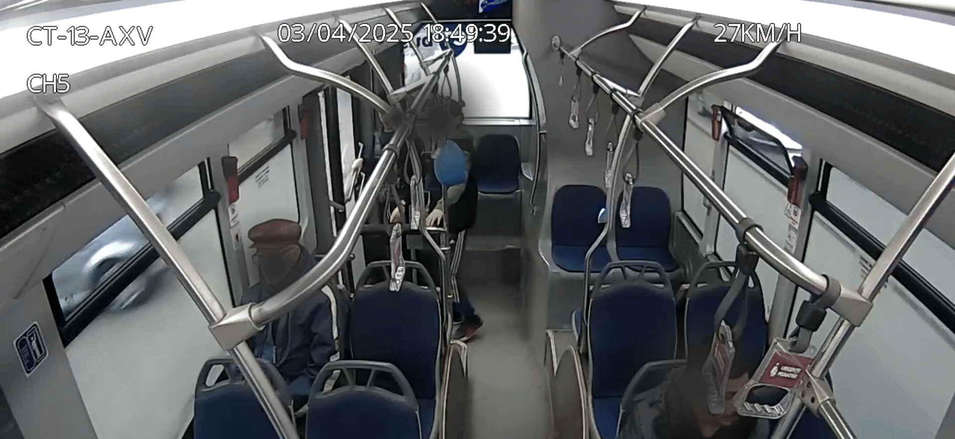 Provocările periculoase ale tinerilor: Deschiderea ușilor autobuzelor CT BUS în mers pune în pericol siguranța publică