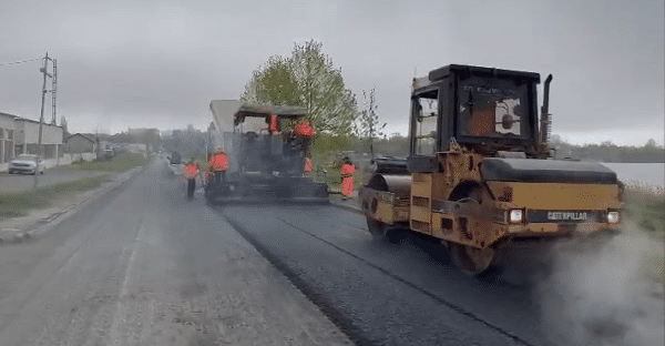 Pregătiri pentru 1 Mai: Se asfaltează drumul dintre Techirghiol și Eforie