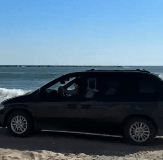 VIDEO: Inconștiență la Mamaia: O femeie, surprinsă conducând cu viteză pe plajă, printre turiști și muncitori