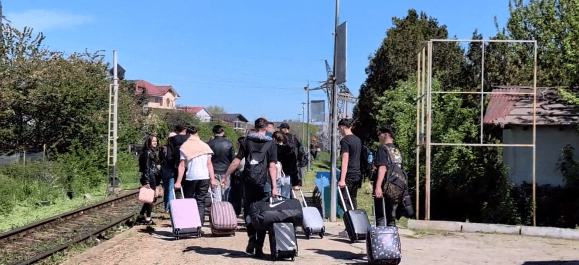 Startul distracției de 1 Mai: Primii turiști au ajuns la mare, plajele se pregătesc de petrecere