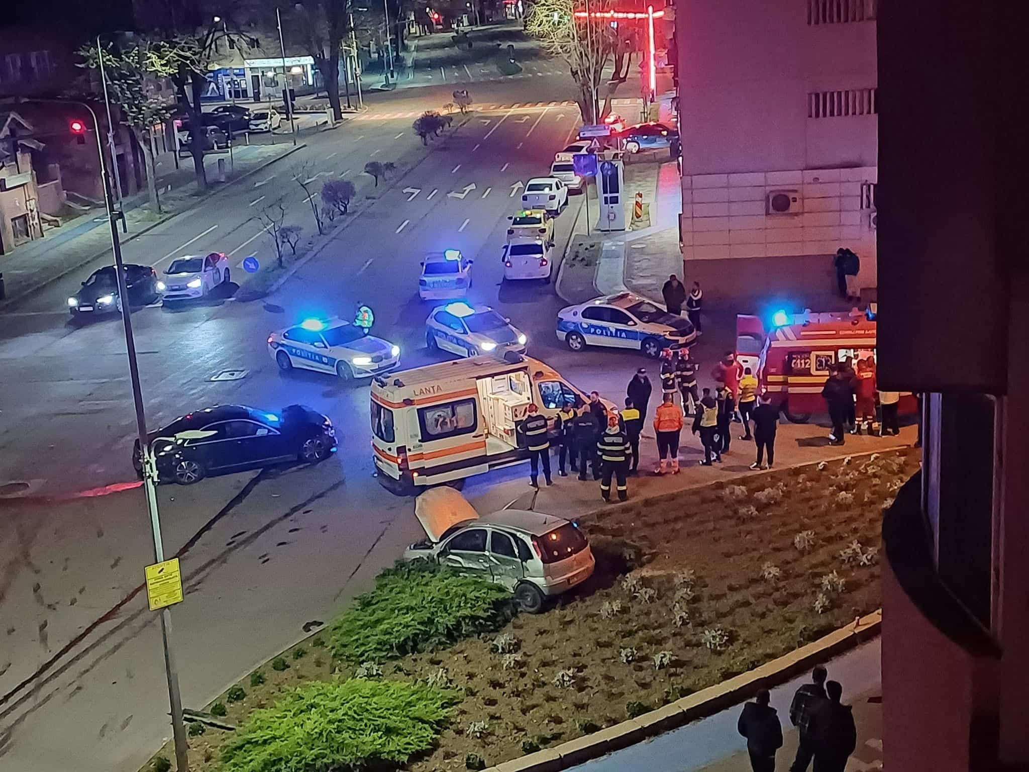 FOTO. Accident rutier între două mașini, în zona Capitol din Constanța: una dintre ele a ajuns pe spațiul verde