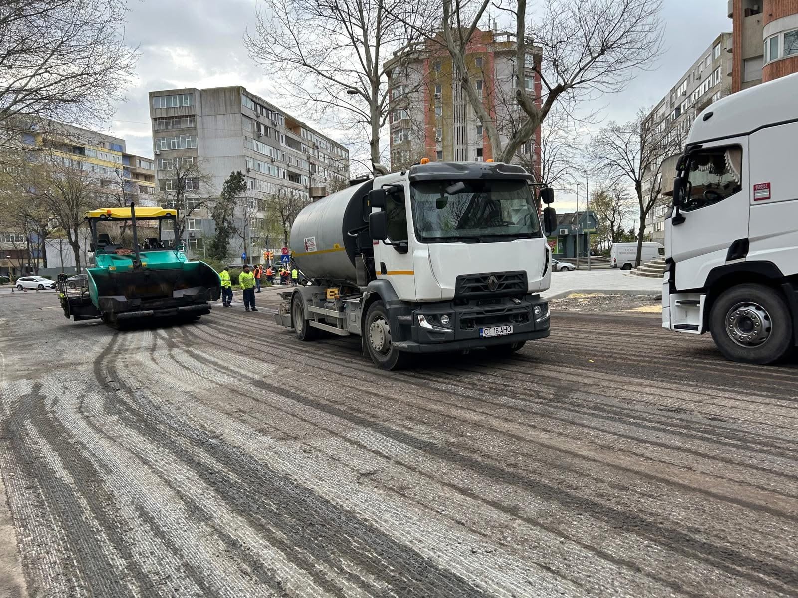 Se asfaltează carosabilul pe un tronson al bulevardului I.C. Brătianu. Traficul este restricționat total