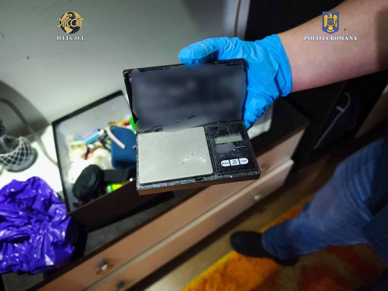 FOTO. Perchiziții DIICOT la Constanța: Un bărbat de 36 de ani reținut pentru trafic de droguri și proxenetism