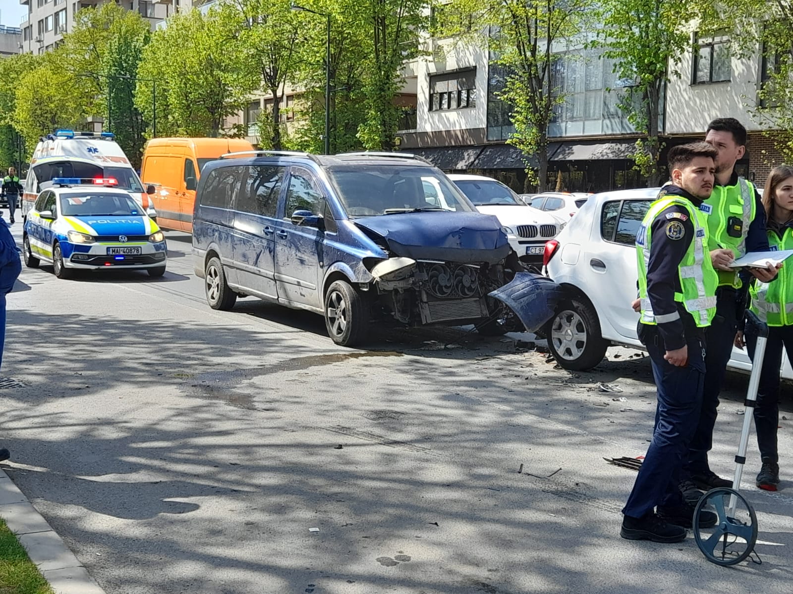 Accident rutier cu trei mașini pe bulevardul Alexandru Lăpușneanu, în zona parcului Tăbăcărie: un bărbat a ajuns la spital