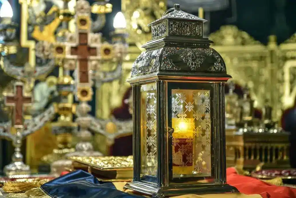 Patriarhia Română: Sfânta Lumină de la Ierusalim ajunge în România în Sâmbăta Mare