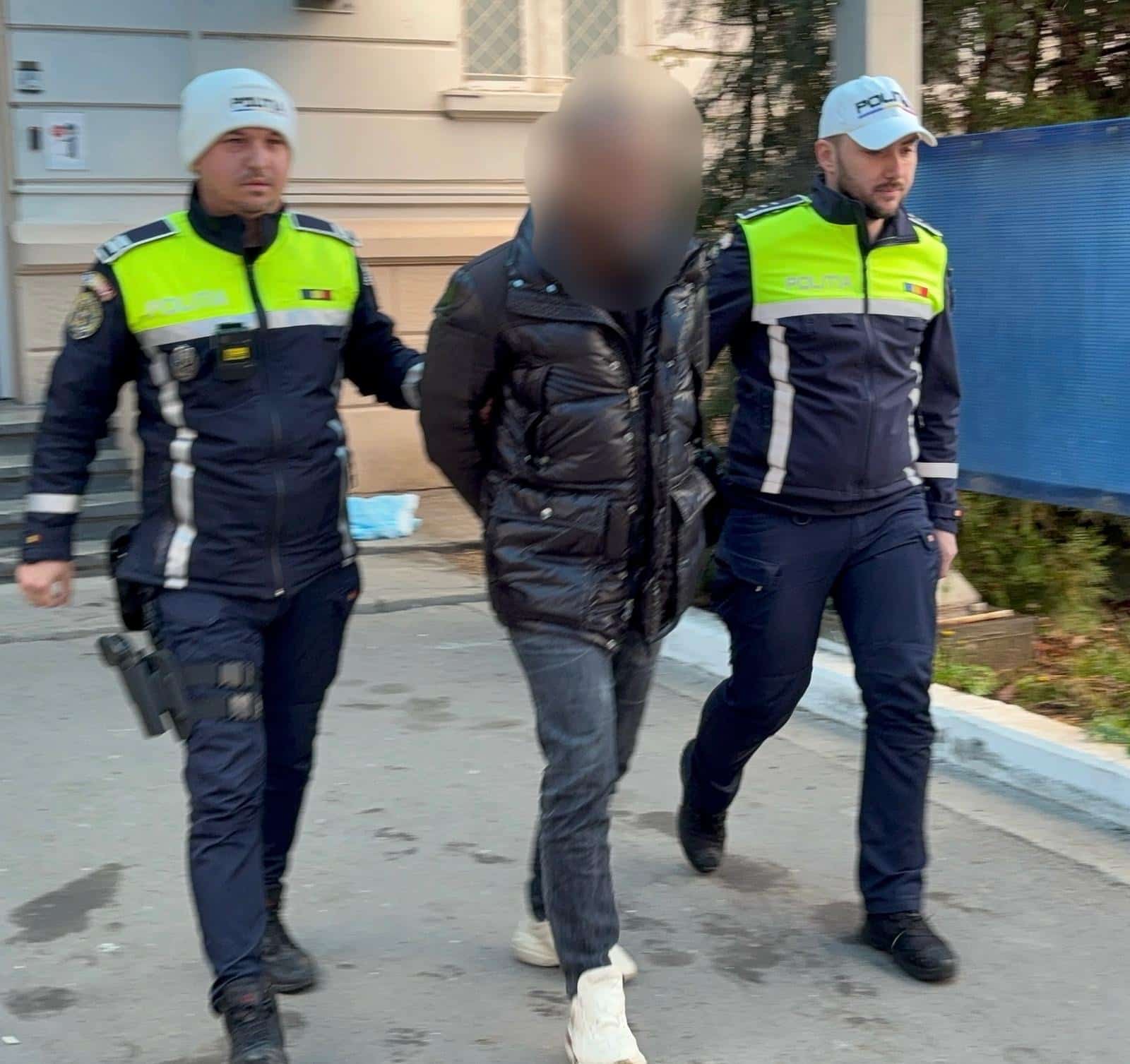 Bărbat reținut după ce a condus băut și a distrus un geam la sediul Poliției