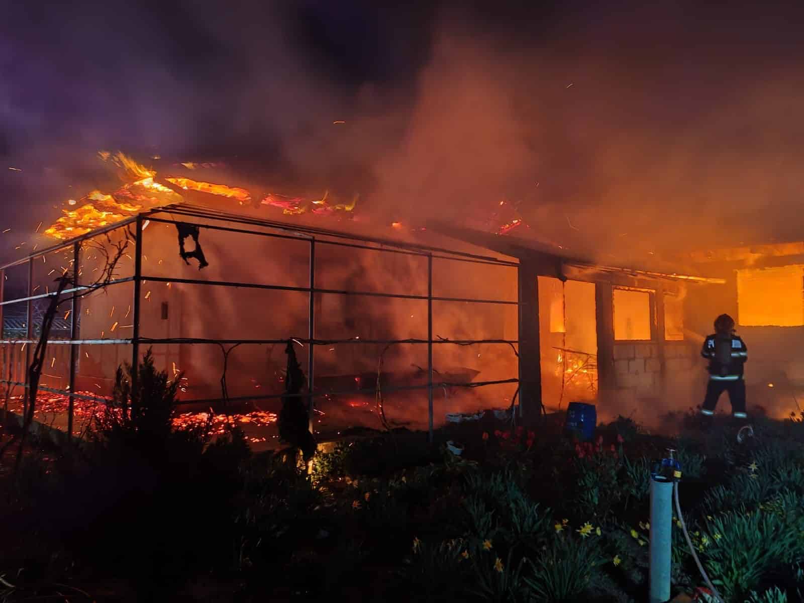 Noapte de foc pentru pompierii din Tulcea: Patru incendii la locuințe. Un cățel, scos din flăcări