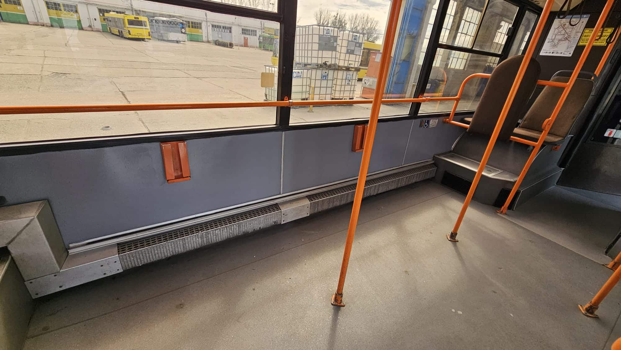 Curățenie de primăvară în autobuzele vechi CT BUS din Constanța: Gume dezlipite, pereți curățați, scaune revigorate