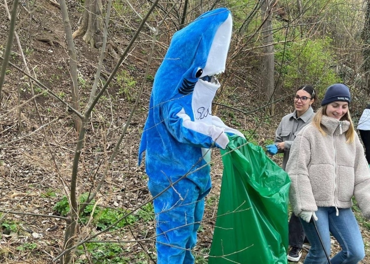 Studenții de la Universitatea Ovidius au ecologizat taluzul dinspre Plaja Modern. Urmează și ecologizarea Campusului UOC
