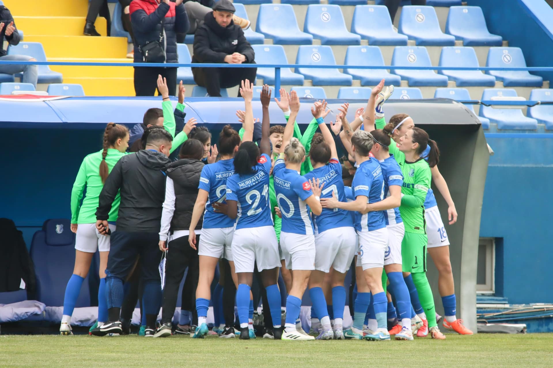 Farul feminin, tot mai aproape de un nou titlu