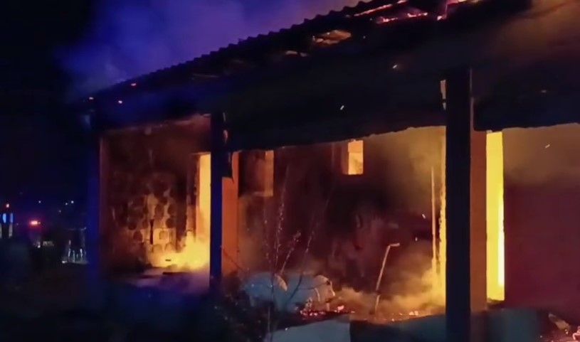 Două incendii în aceeași noapte în Constanța. O clădire dezafectată și un autoturism, cuprinse de flăcări