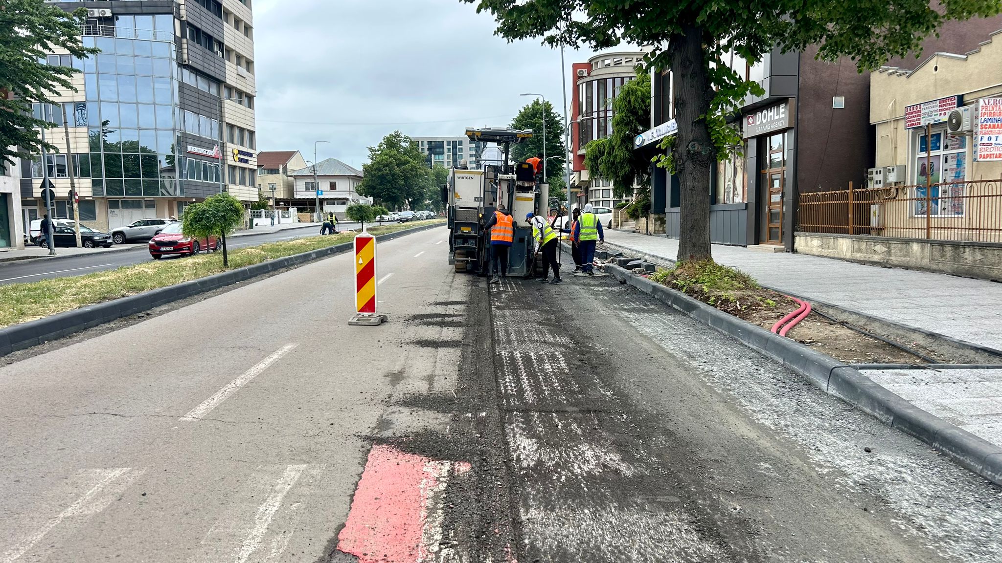 Continuă recondiționarea carosabilului pe bulevardul Mamaia, între străzile Ion Rațiu și Bucovinei. Lucrările se desfășoară cu restricții parțiale de trafic rutier