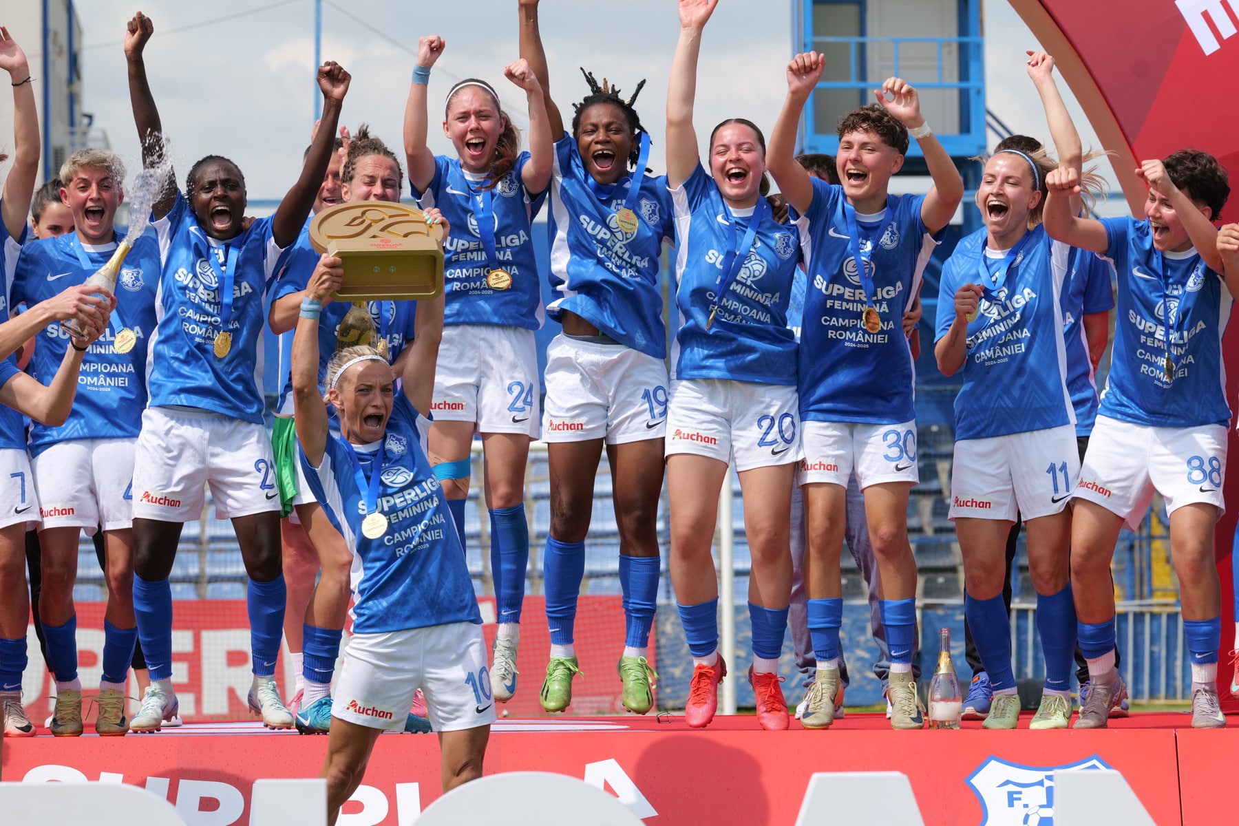 Farul Constanța câștigă titlul la fotbal feminin. Trofeul a fost înmânat de Răzvan Burleanu